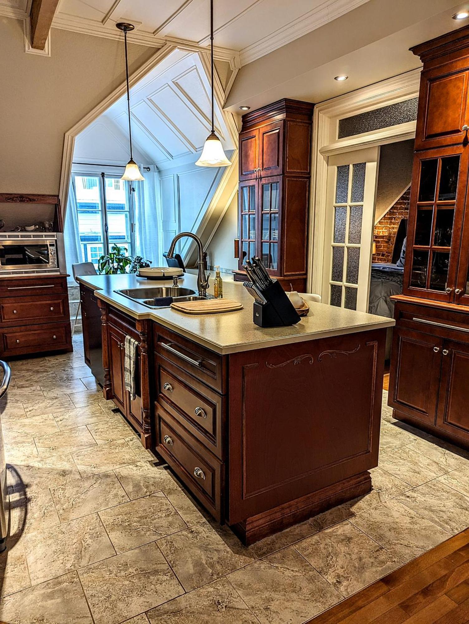 Deluxe Queen Suite
