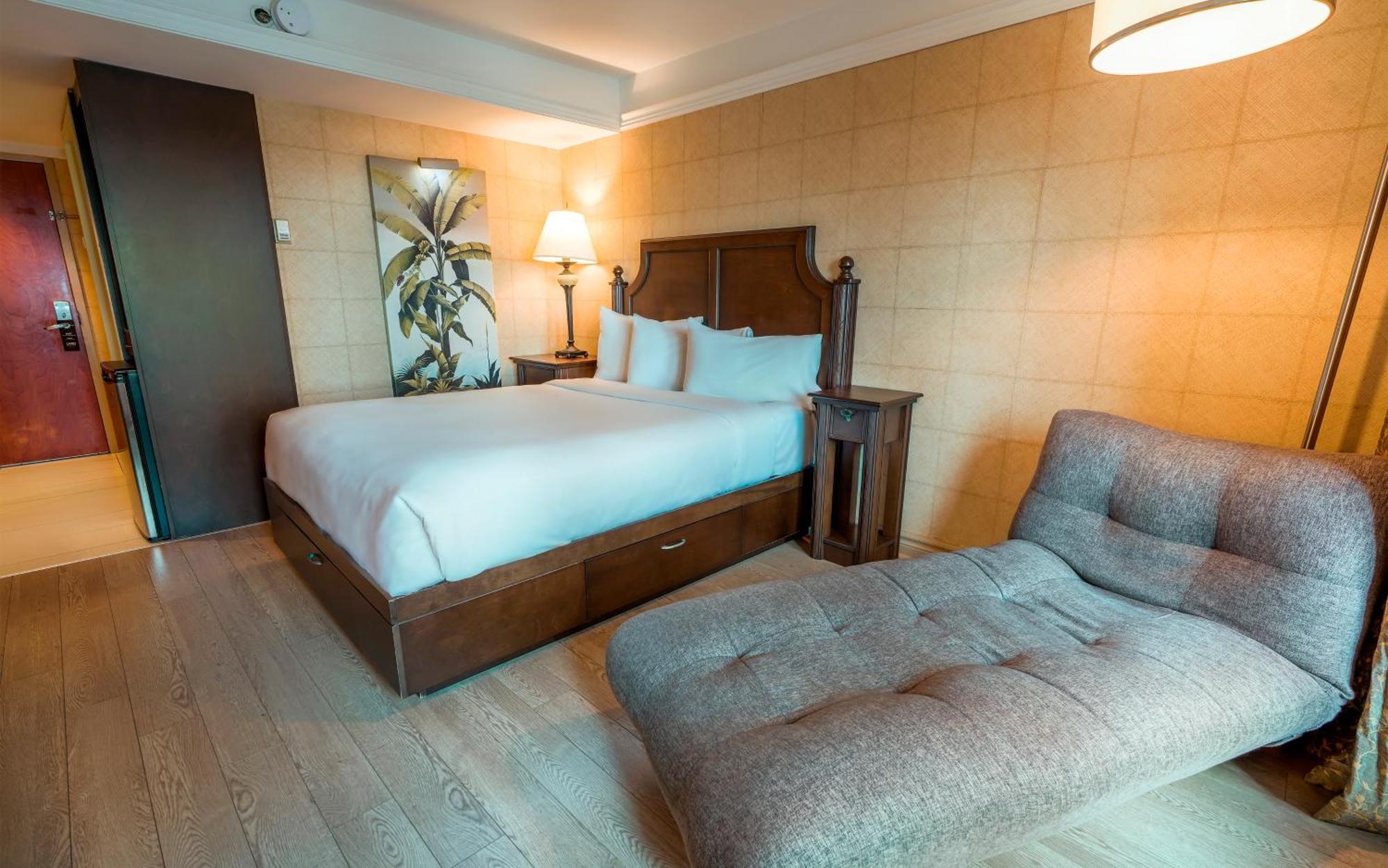 Queen Room with Garden View