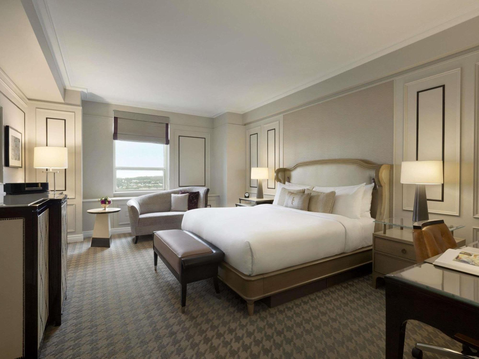 Fairmont Gold Queen Room with River View