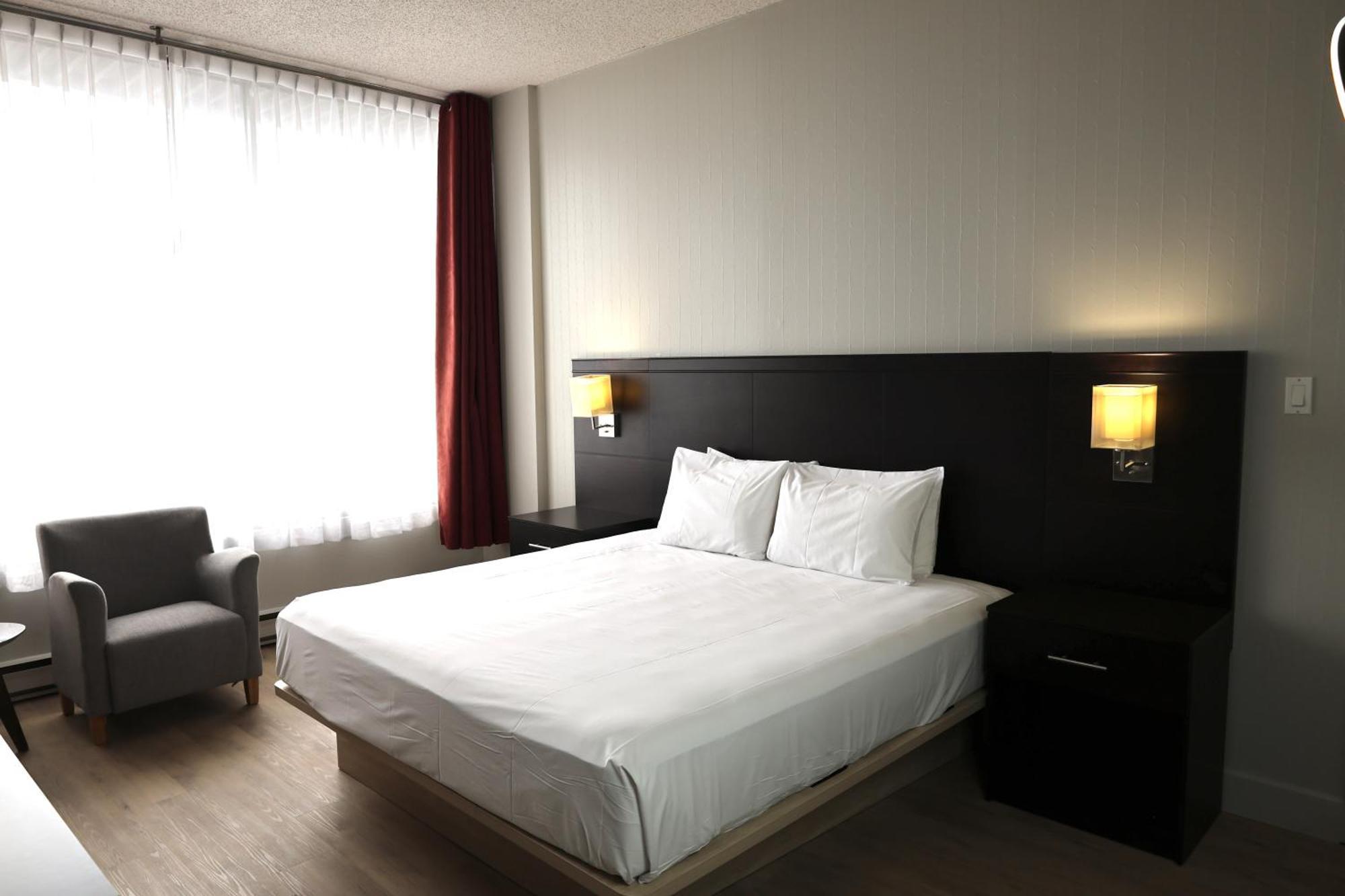Distinction King Suite with One Double Sofa Bed
