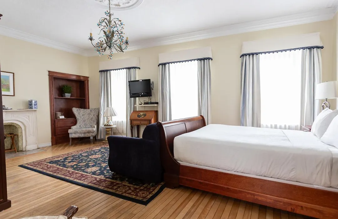 Hotel Champlain-1